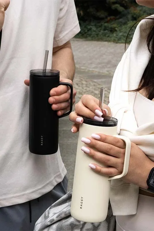 Moteris laiko juodą MOSHI Tumbler