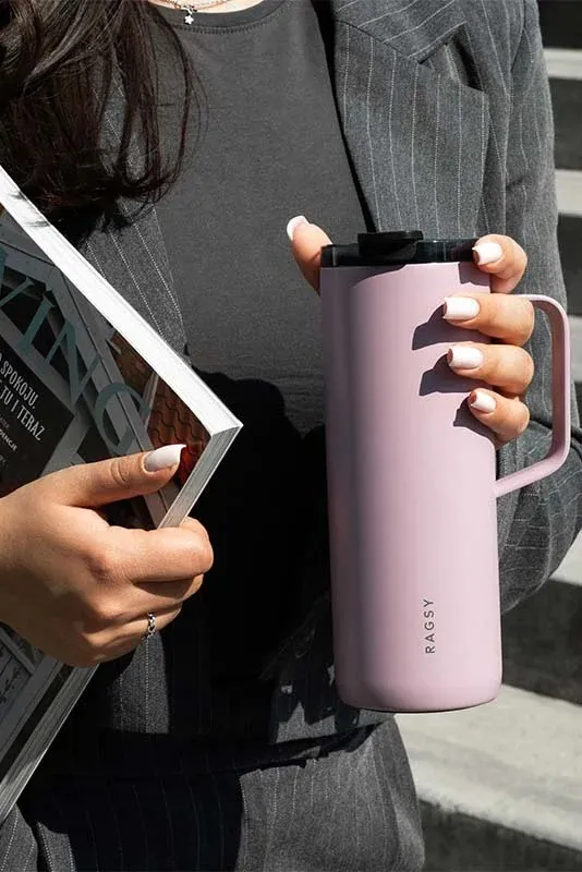 Alyvinis MOSHI Tumbler laikomas rankoje