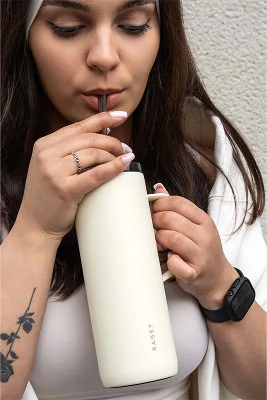 Moteris geria iš smėlinio MOSHI Tumbler per šiaudelį